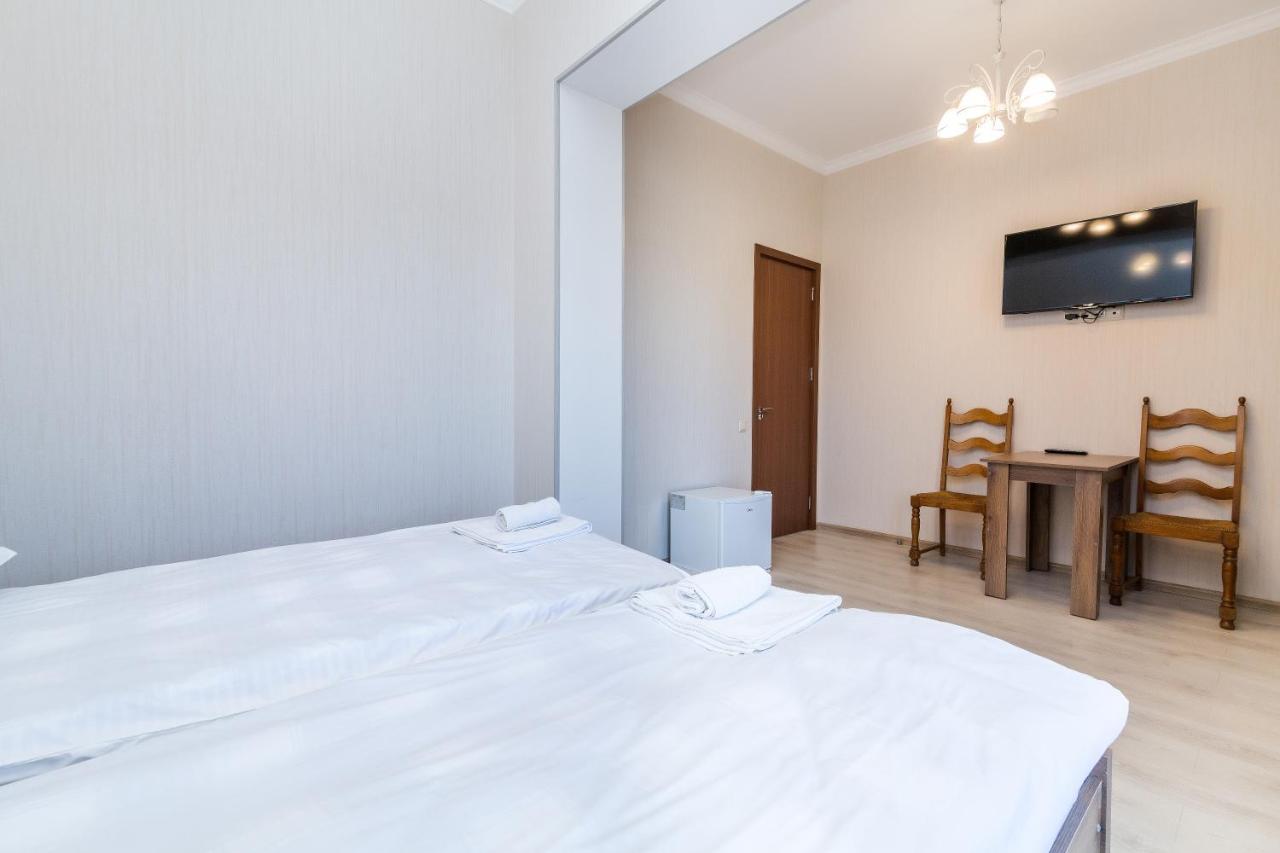 White Hotel Guesthouse Zugdidi Zewnętrze zdjęcie