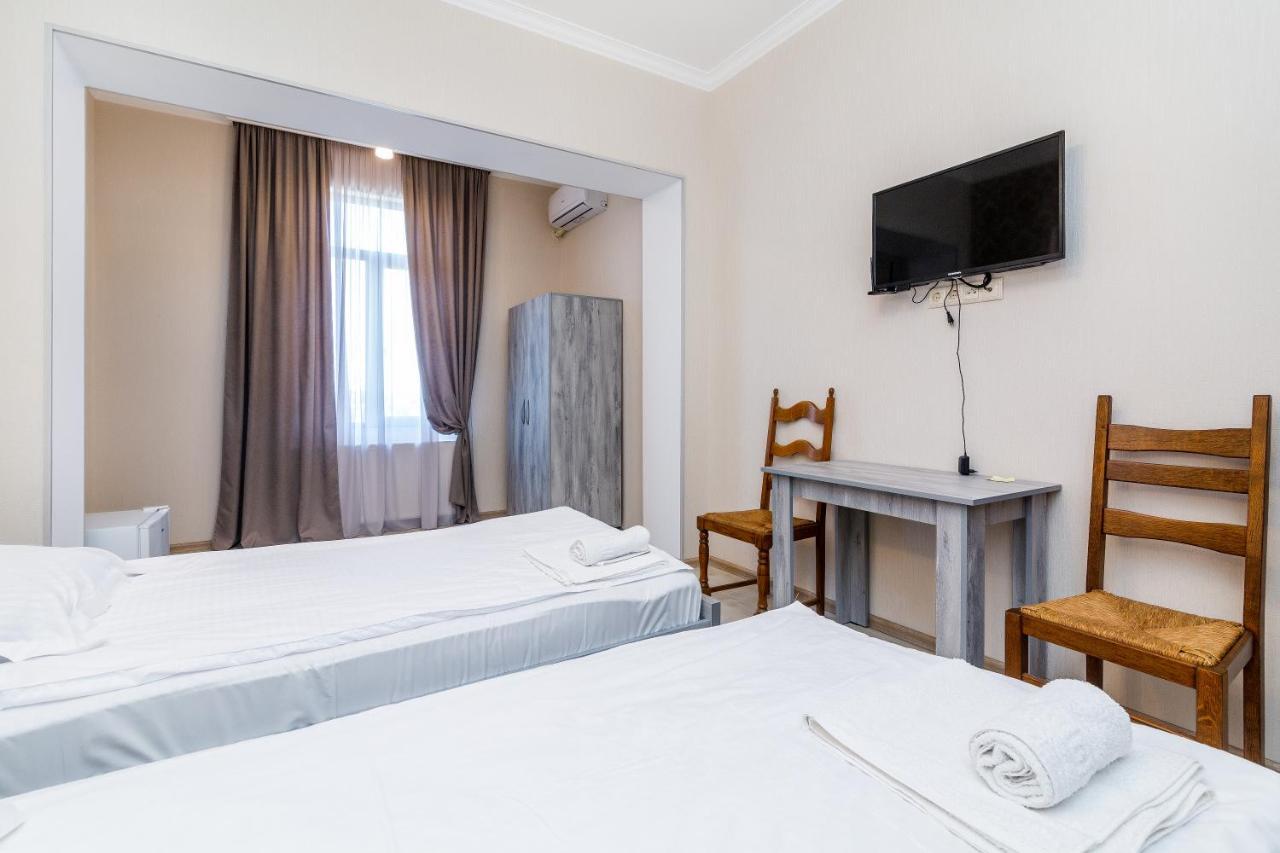 White Hotel Guesthouse Zugdidi Zewnętrze zdjęcie