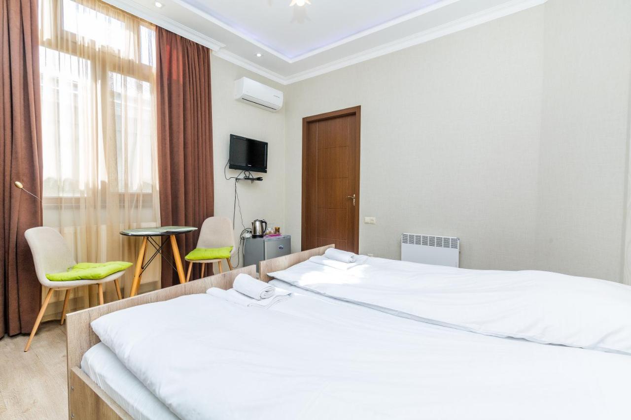 White Hotel Guesthouse Zugdidi Zewnętrze zdjęcie