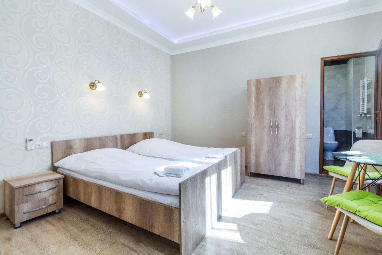 White Hotel Guesthouse Zugdidi Zewnętrze zdjęcie