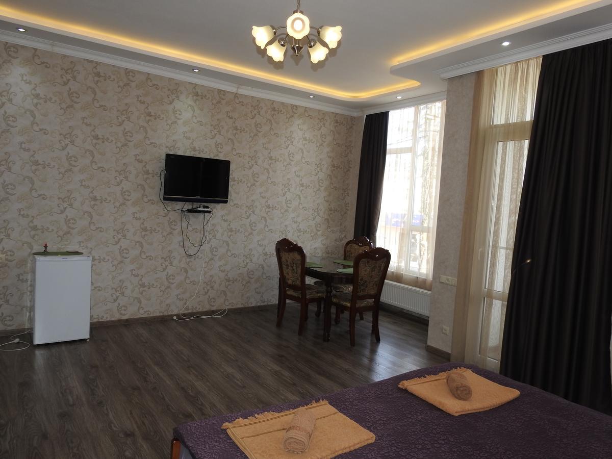 White Hotel Guesthouse Zugdidi Zewnętrze zdjęcie