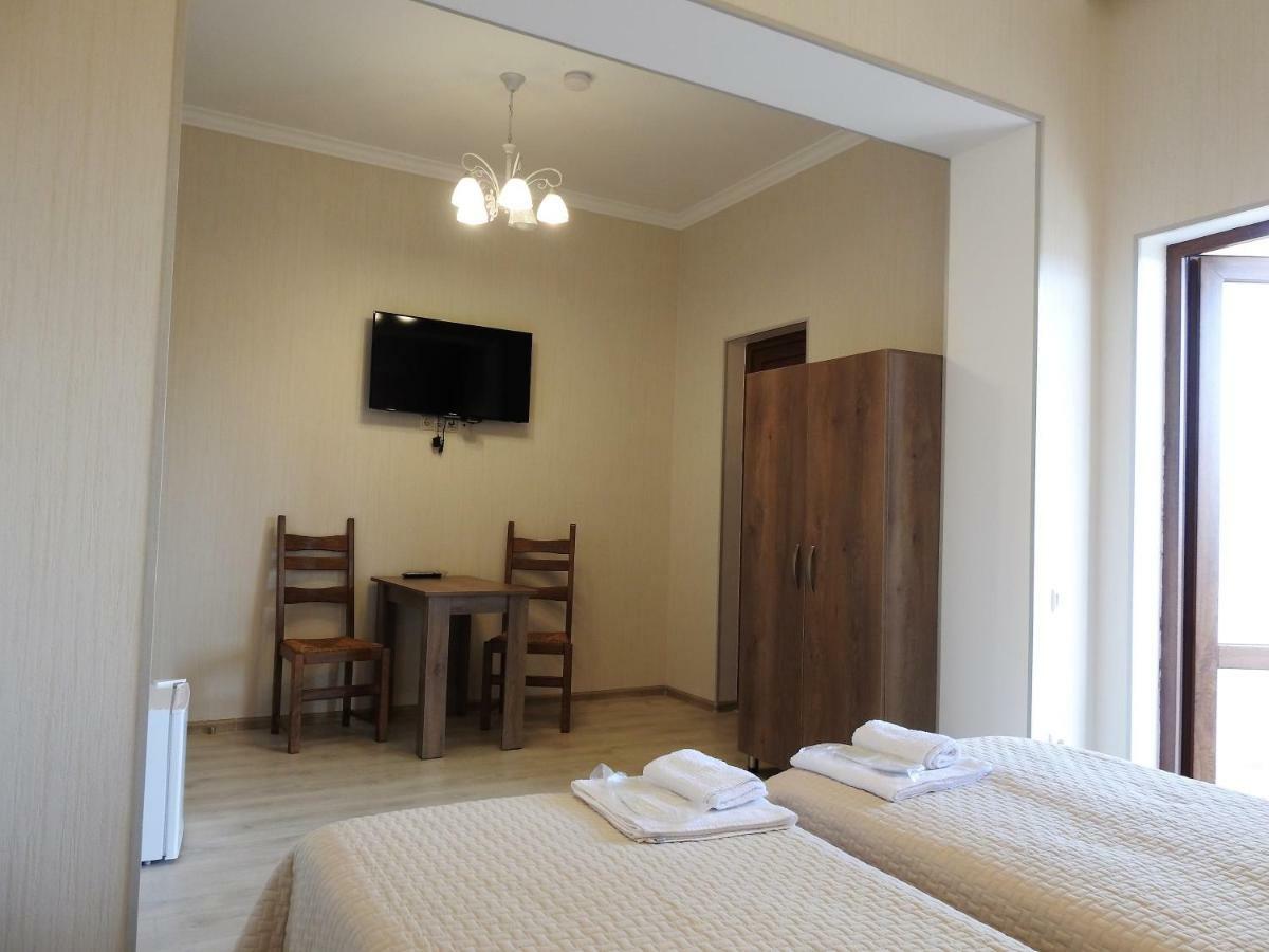 White Hotel Guesthouse Zugdidi Zewnętrze zdjęcie