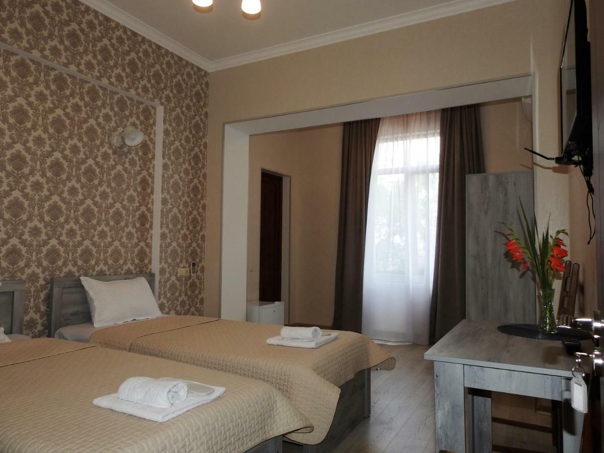 White Hotel Guesthouse Zugdidi Zewnętrze zdjęcie