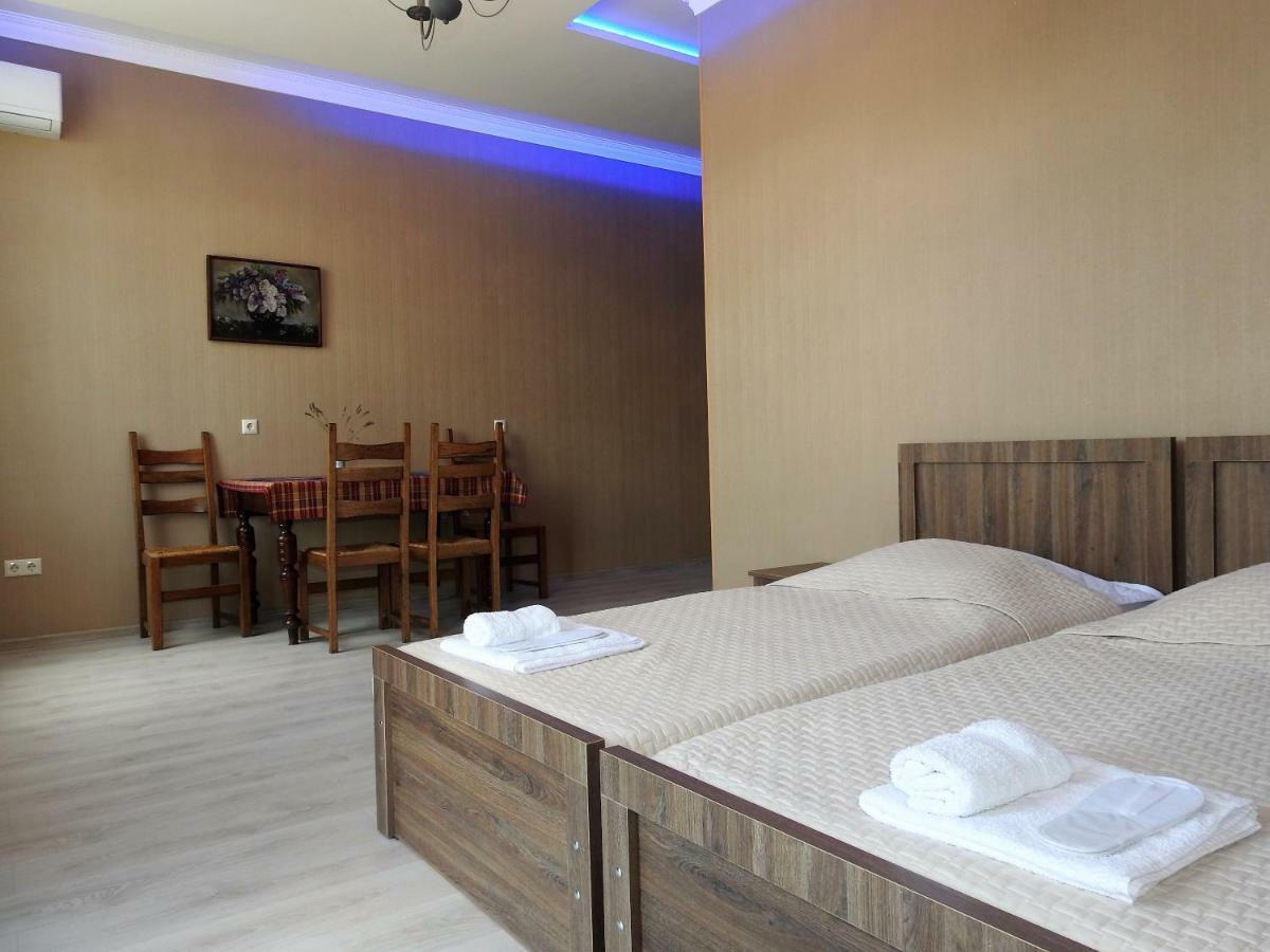 White Hotel Guesthouse Zugdidi Zewnętrze zdjęcie