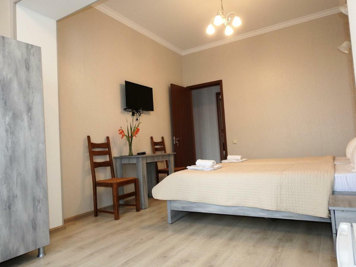 White Hotel Guesthouse Zugdidi Zewnętrze zdjęcie